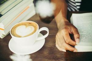 vrouw handen ontspannen met koffie in café