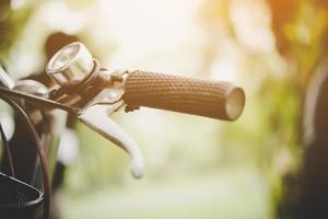 close-up handrem en bel op vintage fiets foto