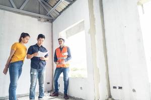 jonge Aziatische ingenieurs die een huis bouwen foto