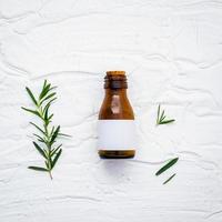 fles essentiële olie van rozemarijn foto