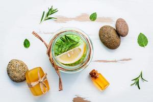 aromatisch zeezout met aromatische kruiden foto