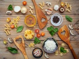 plat leggen van verse Italiaanse ingrediënten foto