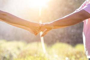 mannetje en vrouw paar Holding handen naar tonen vriendschap, liefde en bezorgdheid omdat Holding handen is een symbool van paar liefde. mannetje en vrouw paar uitdrukken hun liefde door Holding handen. foto