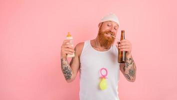 attent Mens met baard en tatoeages handelingen Leuk vinden een pasgeboren maar wil een bier foto