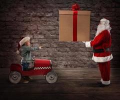 de kerstman claus leveren een Kerstmis geschenk naar een kind foto