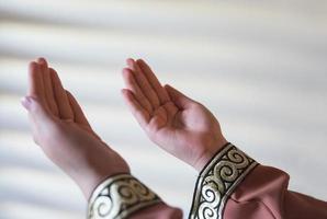 handen van een moslim of islamitische vrouw gebaren tijdens het bidden thuis