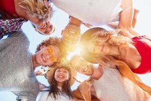 gelukkig glimlachen omarmen vrienden Bij de strand foto