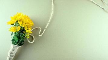 plat leggen van een boeket gele moeders of chrysantenbloemen foto