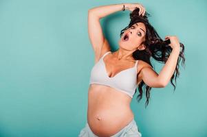 zwanger versteld staan vrouw ervan uitgaand een kind liefkozingen haar buik foto