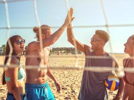 groep van vrienden spelen Bij strand volley Bij de strand foto