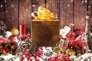 Kerstmis geschenk doos gepresenteerd in de midden- van Kerstmis decoraties Aan houten planken foto