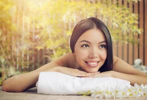 vrouw ontspannende met een massage in een spa centrum foto