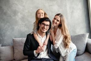 gelukkig weinig meisje Speel met haar moeder en vader foto