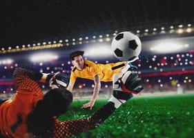 doelman pareert een bal gegooid door een aanvaller Bij de voetbal stadion foto