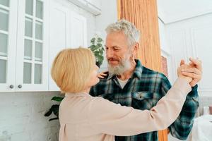 man en vrouw dans Bij huis gedurende ontbijt foto