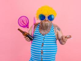 dik Mens met baard en pruik rookt sigaretten en drankjes bier foto