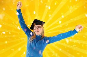 vrouw is gelukkig naar hebben bereikt diploma uitreiking en succes in studies foto