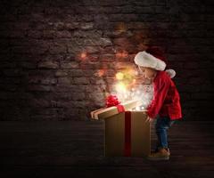 kind dat Open een magie Kerstmis geschenk foto