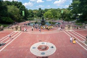 nieuw york stad, Verenigde Staten van Amerika - augustus 8, 2019-mensen wandelen in centraal park gedurende een zonnig dag foto