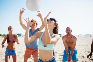 groep van vrienden spelen Bij strand volley Bij de strand foto