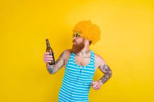 Mens met baard en zonnebril drankjes bier foto