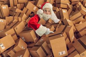 de kerstman claus is vol van presenteert en dozen naar levering foto