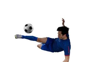 dichtbij omhoog van een Amerikaans voetbal actie tafereel met voetbal speler schopt een voetbal foto