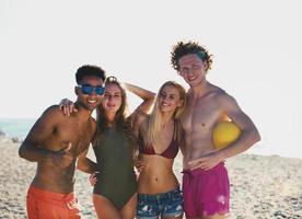 groep van vrienden spelen Bij strand volley Bij de strand foto