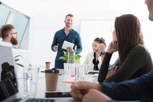 zakenman in kantoor verbonden Aan internet netwerk. concept van vennootschap en samenspel foto