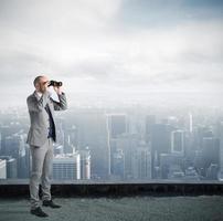 zakenman op zoek naar de toekomst foto