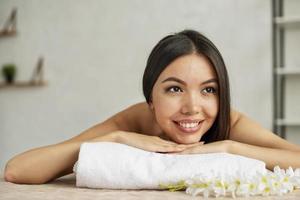 vrouw ontspannende met een massage in een spa centrum foto