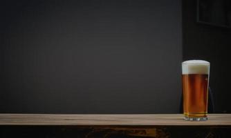 glas van bier Aan houten tafel foto