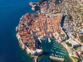 antenne dar visie van de oud historisch stad van Dubrovnik in Kroatië, UNESCO wereld erfgoed plaats. beroemd toerist attractie in de adriatisch zee. versterkt oud stad. toerisme en reizen naar Kroatië. foto