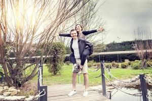 jong jongen hebben pret vervelend haar vriendin Aan zijn schouders foto