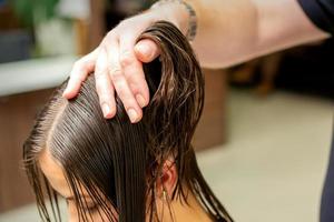 jong vrouw ontvangen behandeling haar haar- foto