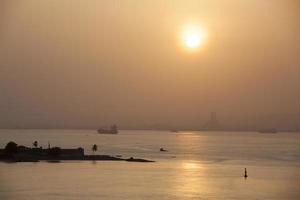 Cartagena stad haven ochtend- zon met reflectie foto