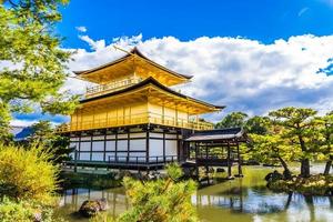 kinkakuji-tempel of gouden paviljoen in kyoto, japan foto