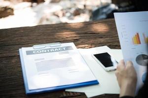 zakenvrouw werken met documenten grafieken en analyseren investeringen grafieken foto