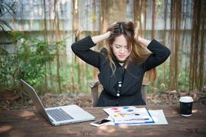 portret van een gestreste zakenvrouw op haar werkplek foto