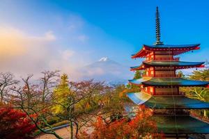 mt. fuji met chureito-pagode in japan foto