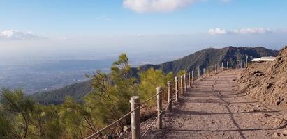 loopbrug op de vulkaan etna in italië foto