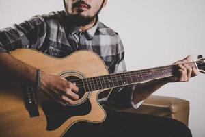 close-up van hipster baard man hand gitaar spelen foto