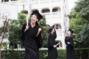 portret van diverse internationale afstuderende studenten die succes vieren foto