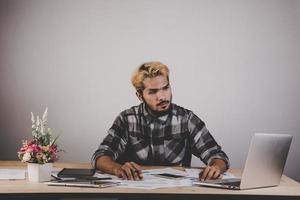 jonge zakenman analyseren van gegevens in kantoor foto