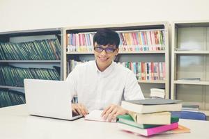 student doet onderzoek op laptop en surfen op internet foto