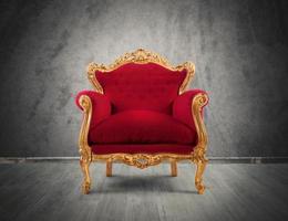 rood en goud luxe fauteuil foto