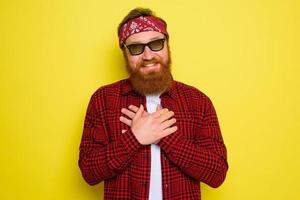 gelukkig Mens met baard en bandana in hoofd foto