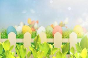 Pasen decoraties met eieren Aan een vers groen veld- foto