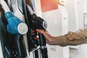 brandstof pomp vullen een tank van een auto in een station foto