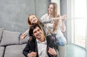 gelukkig weinig meisje Speel met haar moeder en vader foto